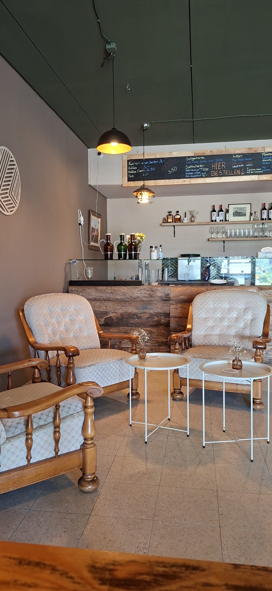 Gemütliche Sessel vor der Theke mit Tafelkarte in der Lager-Bar Greene