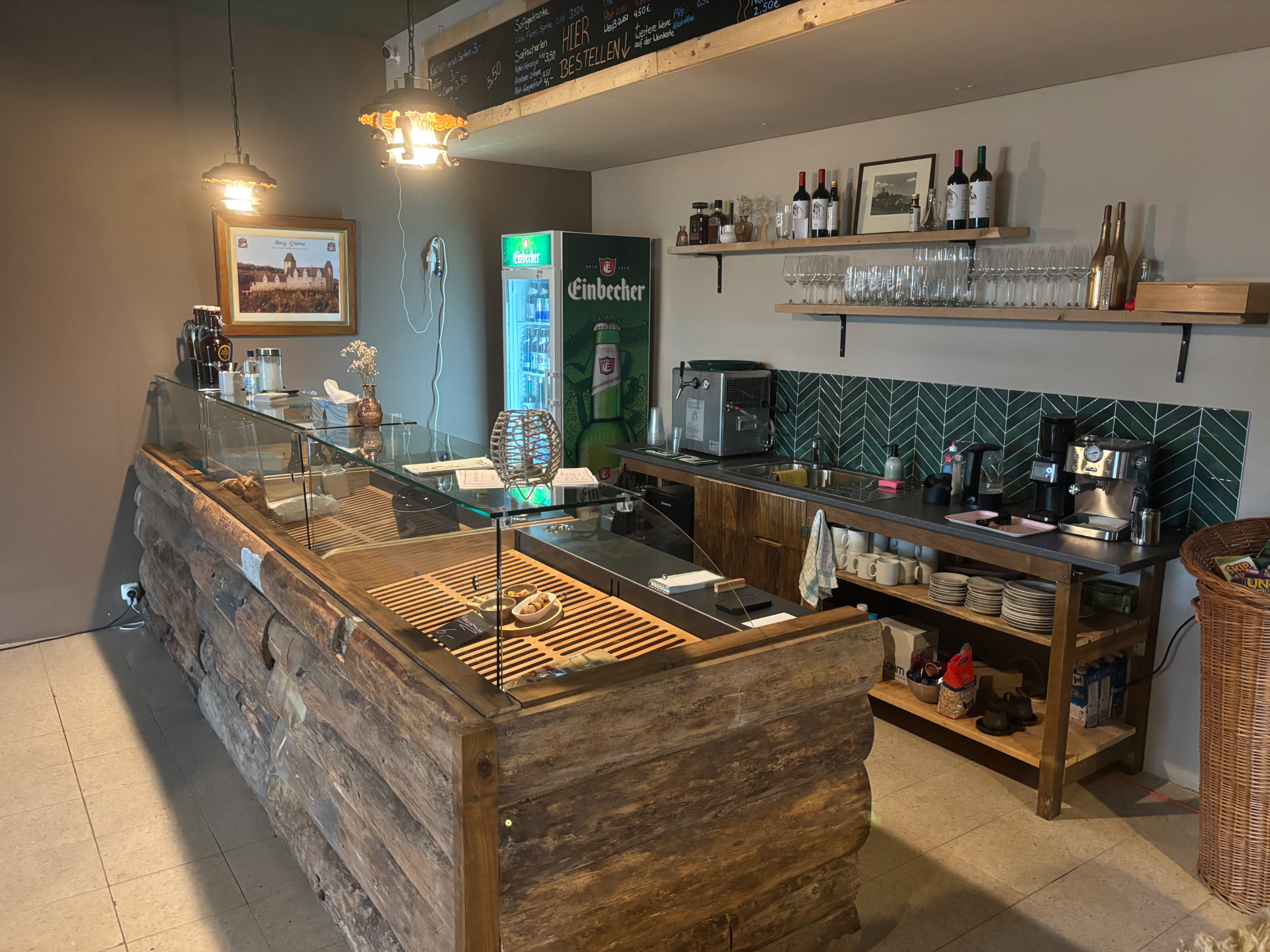 Detail der selbstgebauten Theke in der Lager-Bar Greene in Einbeck